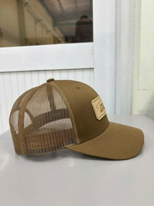 Gorras Trucker de Malla de 6 Paneles Unisex de Tela CVC en Color Personalizado con Logotipo de Cuero Grabado, para Uso Deportivo, Casual y al Aire Libre - Product Image 4