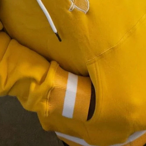 เสื้อฮู้ดสีทองเหลืองขาว ปักลายตราสัญลักษณ์ แขนยาว มีกระเป๋าจิงโจ้ ฮู้ดตัดสี สไตล์ลำลอง สตรีทแวร์ ผ้าฟลีซ ใส่ได้ทั้งชายและหญิง - Product Image 6