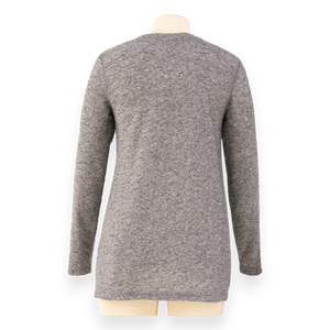 Camiseta de Manga Larga Gris Premium para Mujer – Tejido Jacquard, Estilo Casual Moderno |   Logotipo Personalizado, Fabricante de Camboya - Product Image 3