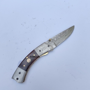 มีดพับคุณภาพสูง OEM ดามัสกัส พร้อมด้ามไม้และบอร์สเตอร์ดามัสกัส งานแฮนด์เมด สำหรับพกพา ใช้งานได้หลากหลาย เหมาะสำหรับการตั้งแคมป์ - Product Image 4