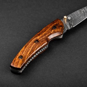 Cuchillo de bolsillo plegable de acero de Damasco hecho a mano, con hoja de 7.5 pulgadas, borde serrado, mango de madera y punta de cuchillo tipo Drop Point, ODM/OEM. - Product Image 2