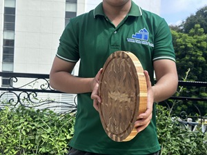 Tabla de cortar redonda de madera premium, antideslizante, antibacteriana, duradera, fácil de limpiar, con ranura para jugos, hecha en Vietnam. - Product Image 2