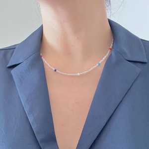 Collier ras du cou fait main en perles de rocaille jaunes et bleu clair, avec accent de perles, pour femme, idéal pour les vacances d'été à la plage, accessoire de bijouterie - Product Image 1