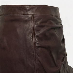 Jupe mini en cuir taille haute pour femme, asymétrique, à volants, boutonnée sur le devant, couleur unie, style brillant, toutes saisons - Product Image 5