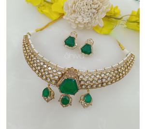 Conjunto de Gargantilla Tradicional de Latón Chapado en Oro de Primera Calidad con Moissanita y Pendientes para Bodas y Fiestas - Product Image 1