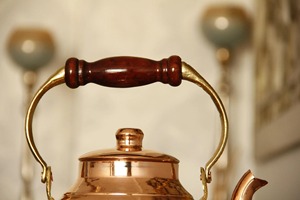 Théière vintage en cuivre avec poignée en bois, bec courbé et couvercle, pot à eau en métal, bouilloire décorative au design classique - Product Image 2