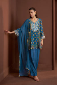 Conjunto de Kurta y Palazzo de crepé azul verdoso bordado con dupatta para mujer, ropa étnica disponible para compra al por mayor. - Product Image 3