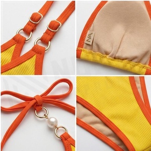 Ensemble de bikini contrastant jaune et orange, haut halter, bas string, détail perle, maillot de bain pour femme - Product Image 4