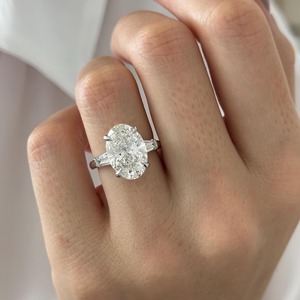 Ensemble de Bague de Fiançailles en Or Blanc 14K avec Diamant Oval de 5 Carats Cultivé en Laboratoire, Trois Pierres et Diamants Latéraux Baguette Affûtés, Certifié IGI - Product Image 3