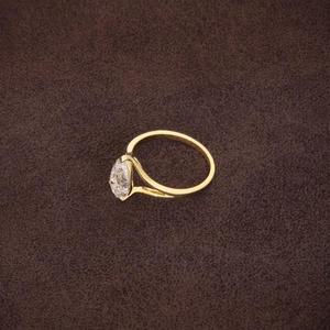 Anillo de compromiso de diamante blanco talla pera en oro amarillo macizo con elegante banda de tallo dividido de alto brillo, anillo clásico de tres puntas - Product Image 4
