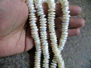 ลูกปัดมุกธรรมชาติสีขาวทรงรอนเดลล์ขนาด 10-11 มม. ความยาว 8 นิ้ว - Product Image 3