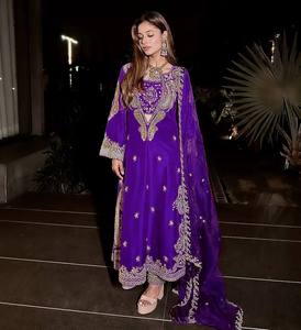 Robe de mariée traditionnelle indienne et pakistanaise en soie brodée, longueur ras du sol, coupe classique, tenue ethnique, toutes saisons, en stock - Product Image 5