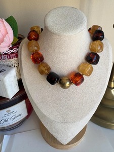 Collier de perles en résine fait main pour femmes, bijoux légers pour occasions festives avec boucles d'oreilles disponibles à bon prix - Product Image 1