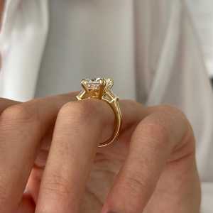 Bague à trois pierres en diamant de laboratoire taille coussin carré de 5 carats, en or jaune 14 carats, avec pierres taille coussin et baguette, certifiée IGI - Product Image 6