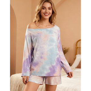Conjunto de dos piezas de ropa informal para estar en casa, compuesto por una camiseta oversize de cuello redondo para mujer y pantalones cortos de ciclismo, con efecto tie-dye. - Product Image 2