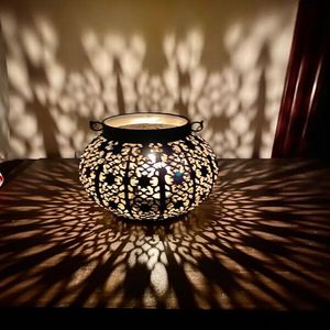 Porte-bougies décoratifs en métal qui rehaussent les espaces de vie avec une lueur subtile, un éclat chaleureux et un attrait intemporel. - Product Image 5
