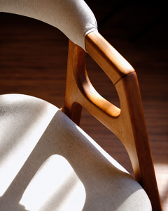 Chaise de salle à manger en bois massif avec accoudoirs, dossier incurvé recouvert de tissu blanc, fauteuil moderne en bois - Product Image 5