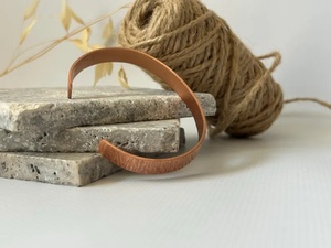 Brazalete Premium Martillado, Accesorio de Moda, Cobre Puro, Delgado, Apilable, Minimalista, para Hombre y Mujer - Product Image 2