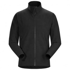 Chaqueta de concha suave personalizada para hombre, chaqueta con cremallera y cuello alto con capucha y bolsillos, venta al por mayor - Product Image 4