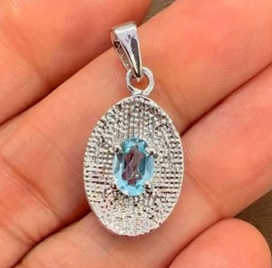 Colgante Ovalado de Topacio Azul Suizo en Plata de Ley 925, Gema Azul Natural con Engaste de Garras, Joyería de Estilo Clásico para Uso Diario - Product Image 1