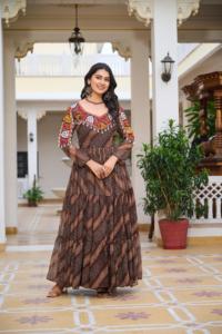 Vestido especial para Navratri con estampado Bandhani de diseñador, con trabajo Gamthi, trabajo de espejos auténticos y encaje Kodi en tejido Faux Georgette. - Product Image 5