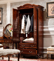 Armoires européennes en bois sculptées à la main, grandes, naturelles, pour la décoration des chambres d'hôtel, armoires de créateur en bois personnalisées, style antique