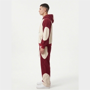 Conjunto Deportivo de Felpa Borgoña para Hombre, Sudadera con Capucha y Pantalones Jogger con Logotipo Personalizado, Paneles en Contraste, Estilo Urbano, Dos Piezas - Product Image 5