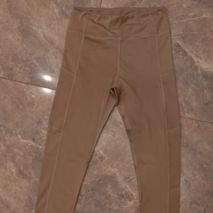 Conjunto de yoga activo hecho con tela elástica premium, transpirable y cómodo, ideal para yoga, gimnasio, fitness y entrenamientos diarios. - Product Image 4