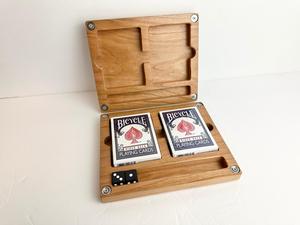 Caja de almacenamiento de cartas de madera hecha a mano con cartas de juego y dados grabados, diseño rectangular de madera maciza para uso en mesa. - Product Image 5