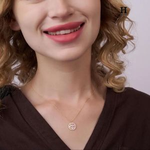 Pendentif élégant au design circulaire avec diamants baguette, bijoux fins avec diamants certifiés IGI/GIA, service OEM/ODM personnalisé - Product Image 2