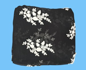 Tela de Chifón Negra Premium en Oferta con Bordado Floral Blanco Grande - Material de Georgette Texturizado para Vestidos - Product Image 3