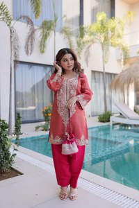 Conjunto de Kurti de viscosa moderno con bordado Zari, pantalones Roman y Batwa de diseñador - Product Image 4