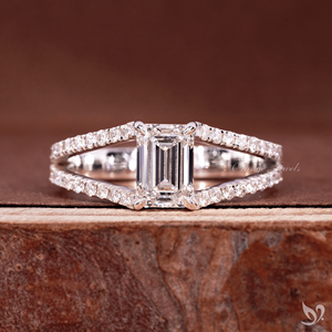 แหวนแต่งงานเพชรแล็บทรงเหลี่ยมมรกต 1 กะรัต ดีไซน์หรูหรา ประดับเพชรแบบไมโครเพฟ ทองคำขาว 10K รับรองโดย IGI - Product Image 1