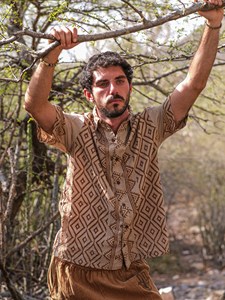 Chemise en coton Khadi imprimée à la main pour homme, motif tribal géométrique, haut d'été écologique à manches courtes - Product Image 1