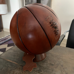ลูกบอลหนังเคลือบสีพาติน่าโบราณ ศตวรรษที่ 1900 - ขัดเคลือบด้วยแว็กซ์ - ขนาด 5 ลูก - ลูกรักบี้ ลูกฟุตบอล ลูกบาสเกตบอล - Product Image 6