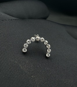 Boucles d'oreilles clous en or 14 carats en forme de U avec détails de diamants invisibles pour femmes - Product Image 4