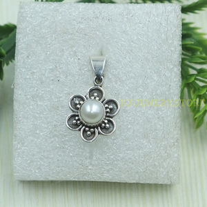 Pendentif Fleur en Argent Sterling 925 avec Perle, Bijou Floral Vintage Fait Main, Collier Minimaliste pour Femme, Breloque Perle Blanche - Product Image 3