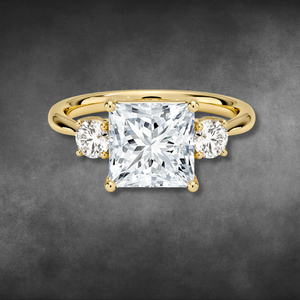 Bague en diamant de laboratoire certifié IGI, or jaune 14 carats, taille princesse, trois pierres, avec diamants ronds sur les côtés, pour femme - Product Image 1