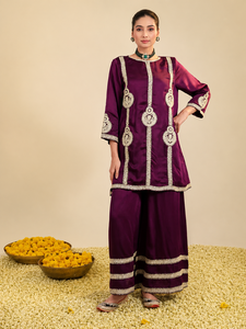 Conjunto de Kurta de Seda Zainaa Morada con Rayas de Satén, Estilo Tradicional para Boda, Manga Campana, Silueta en A, Bordado - Product Image 3