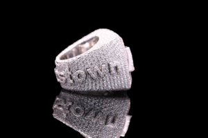 Montre bague unisexe de luxe tendance en argent plaqué avec moissanite sertie à griffes, design de créateur, pour fiançailles, mariage, anniversaire - Product Image 2