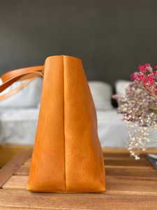 กระเป๋าโท้ทหนังแท้สไตล์วินเทจ ทำมือ สีพื้น ซิปปิด จุของได้เยอะ ใช้ได้ทุกวัน ใช้เดินทางได้ สะพายไหล่ เหมาะสำหรับทุกเพศ - Product Image 4