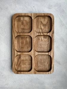Plateau de service rond en bois écologique, durable, fait main, au design moderne, avec bol blanc, compartiment nordique pour collations et amuse-gueules - Product Image 4
