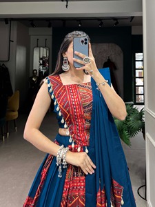 Lehenga Choli prêt-à-porter pour Navratri, en rayonne avec dentelle Kodi, imprimé et orné de travail de feuille métallisée, avec chemisier et dupatta. - Product Image 4