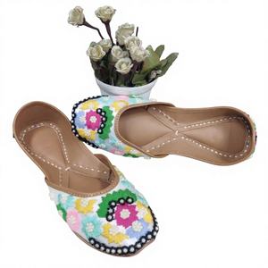 รองเท้าเดินผู้หญิง BS INTERNATIONAL สไตล์ดั้งเดิม หนังแท้ สวมใส่สบาย ส้นแบน สายรัดยางยืด ประดับคริสตัล - Product Image 1