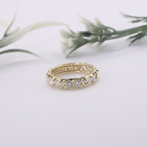 Elegante Anillo de Eternidad con Motivo de Cruz en X de Diamantes Redondos en Oro Amarillo Sólido, Banda de Eternidad con Puntadas Cruzadas Alternadas, Joyería Fina - Product Image 4