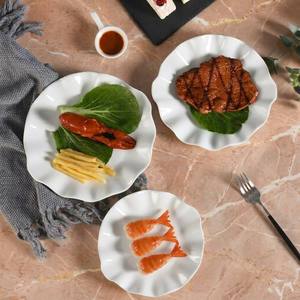 Juego de vajilla de porcelana blanca brillante con forma de hoja de loto, platos redondos con borde ondulado en relieve, apto para lavavajillas y microondas, para uso diario. - Product Image 4
