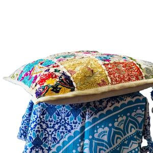 Boho Throw Pillow "Kutch" Patchwork Funda de cojín hecha de textiles indios vintage Hippie Throw Fundas De Almohada hechas a mano - Product Image 1