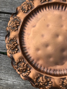 Assiette de présentation florale en cuivre au design luxueux, décorative, en métal gaufré, finition antique, personnalisable. - Product Image 2