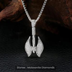 Pendentif de style designer avec un look streetwear hip-hop luxueux et une finition glacée - Product Image 1