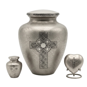 Juego de Urnas Funerarias de Latón Grabadas a Mano con Diseño de Aves Voladoras Clásicas para Adultos – Juego Completo con Urna Principal, Mini Urna de Recuerdo y Urna en Forma de Corazón - Product Image 2